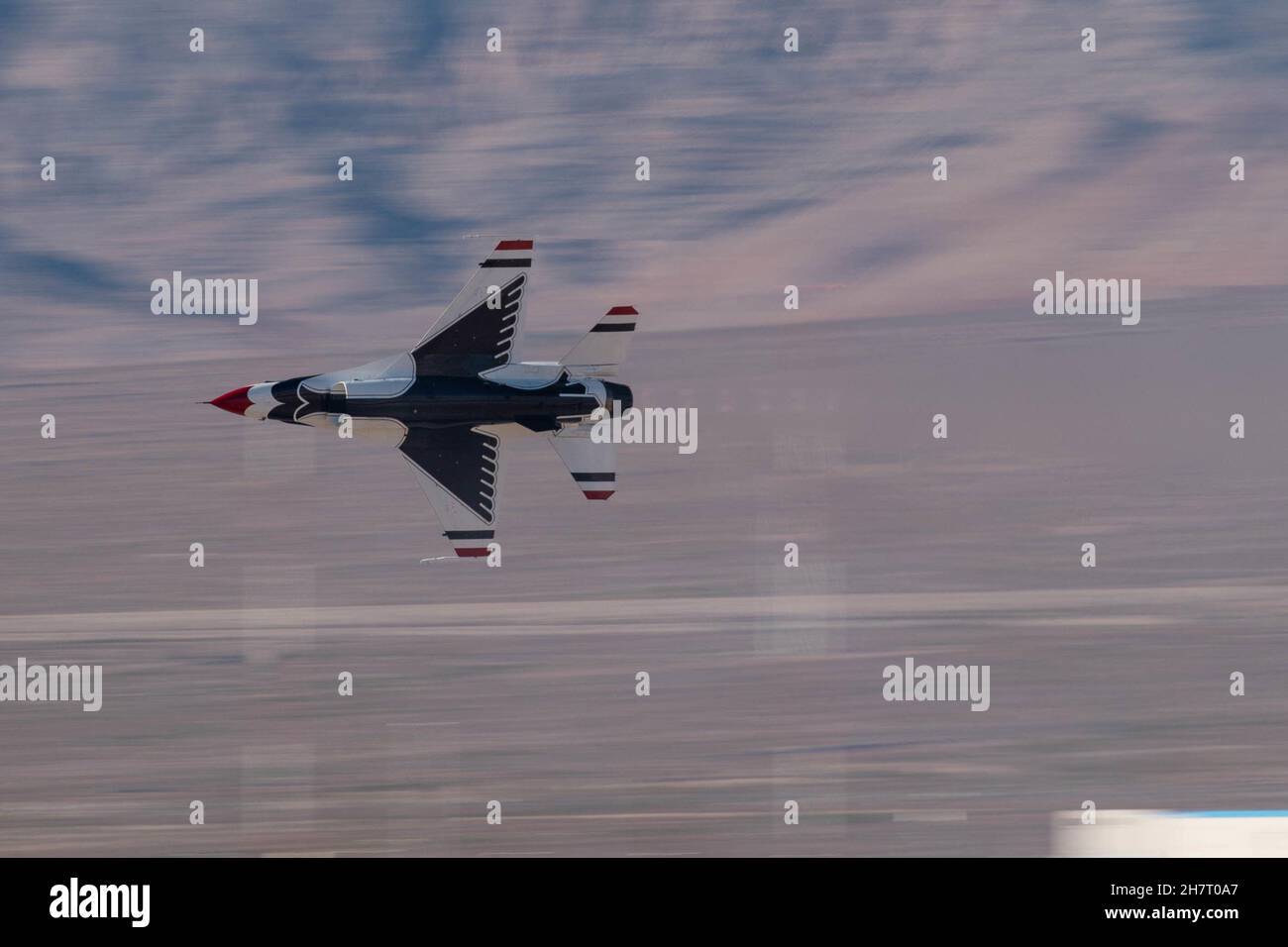 Das Air Force Air Demonstration Squadron der Vereinigten Staaten, „Thunderbirds“, ist am 10. November 2021 auf dem Luftwaffenstützpunkt Nellis, Nevada, zu sehen. Die Show in Nellis war die letzte Vorstellung der Show-Saison 2021. (USA Foto der Luftwaffe von Staff Sgt. Andrew D. Sarver) Stockfoto