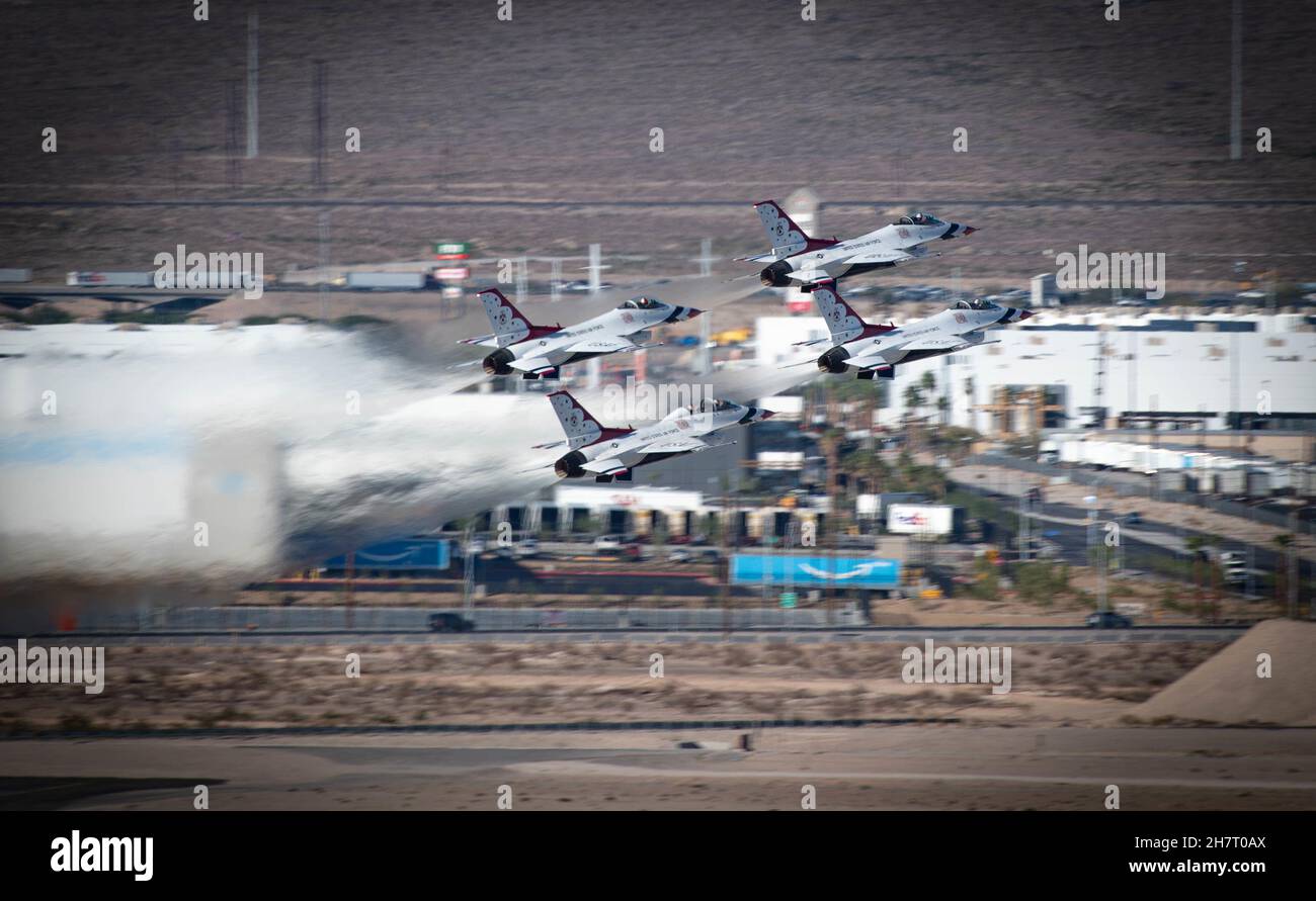 Das Air Force Air Demonstration Squadron der Vereinigten Staaten, „Thunderbirds“, ist am 10. November 2021 auf dem Luftwaffenstützpunkt Nellis, Nevada, zu sehen. Die Show in Nellis war die letzte Vorstellung der Show-Saison 2021. (USA Foto der Luftwaffe von Staff Sgt. Andrew D. Sarver) Stockfoto