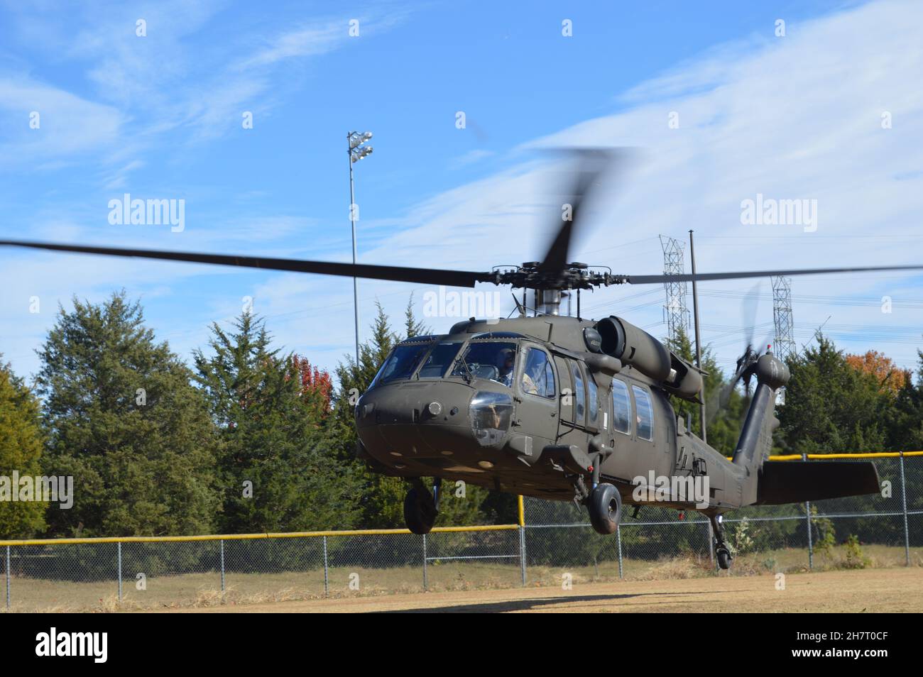 Ein UH-60 Blackhawk Hubschrauber mit Jackson 1-230th Assault Helicopter Bataillon landet auf der Cordova High School Baseballfeld am 18. November. Schüler und Lehrer konnten Blackhawks während eines Fluges eines Pädagogen, der von der Tennessee Army National Guard organisiert wurde, aus erster Hand sehen. (Foto von Sgt. Finis L. Dailey, III) Stockfoto