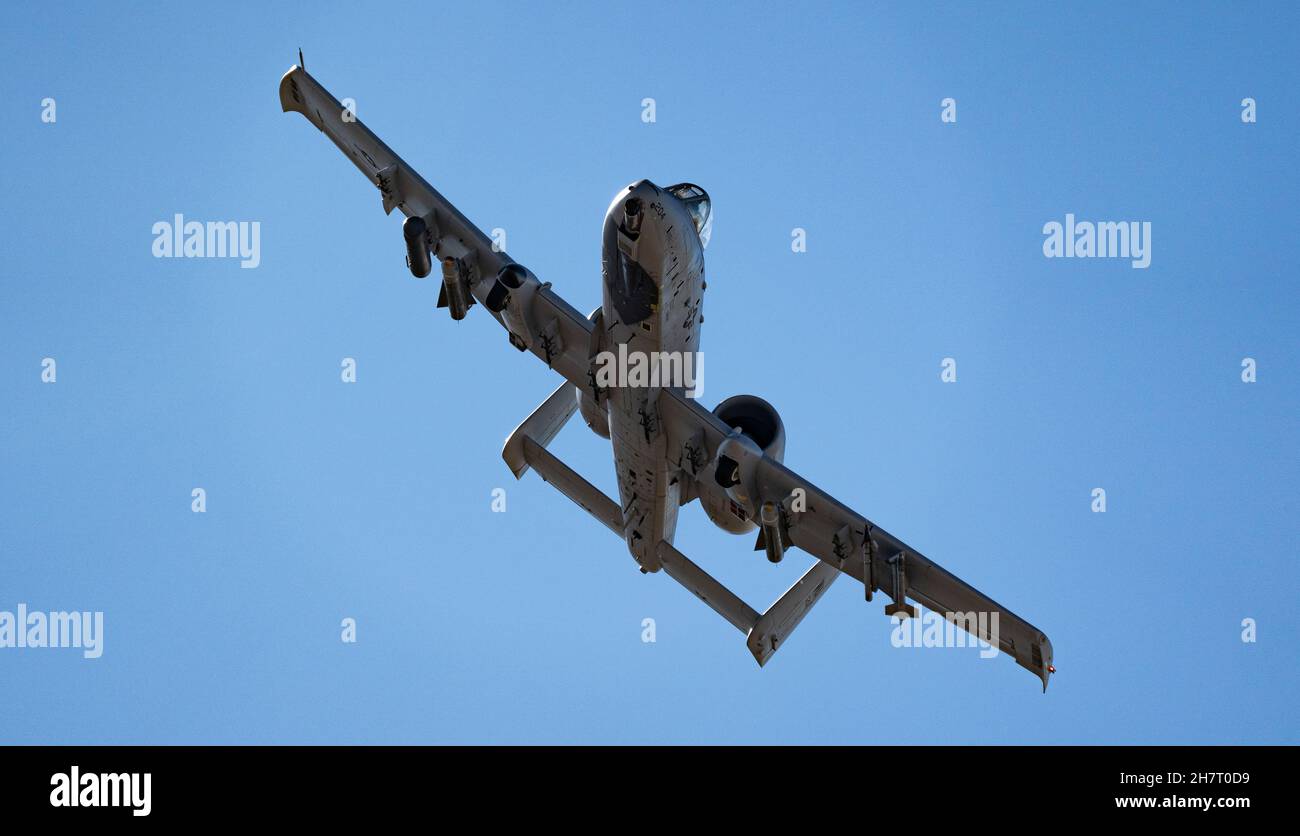 Ein A-10 Thunderbolt II-Flugzeug, das dem Waffenteam 66th der U.S. Air Force Weapons School zugewiesen wurde, hebt am 22. November 2021 zu einer Trainingsmission auf der Nellis Air Force Base, Nevada, ab. Die A-10 kann direkte Treffer von panzerbrechenden und hochexplosiven Geschossen bis zu 23mm überstehen. Ihre selbstdichtenden Brennstoffzellen sind durch internen und externen Schaum geschützt. Stockfoto