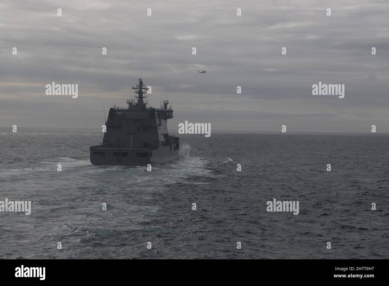 PAZIFISCHER OZEAN (Nov 23, 2021) der Arleigh Burke-Klasse Lenkflugkörper-Zerstörer USS Howard (DDG 83) führt mit dem neuseeländischen Öler HMNZS Aotearoa eine Auffüllung auf See durch. Howard ist der Commander, Task Force (CTF) 71/Destroyer Squadron (DESRON) 15, der größten vorwärtseingesetzten DESRON der Marine und der wichtigsten Surface Force der US-Flotte von 7th, zugeordnet. (USA Navy Fotos von Ensign Morgan Bollinger) Stockfoto