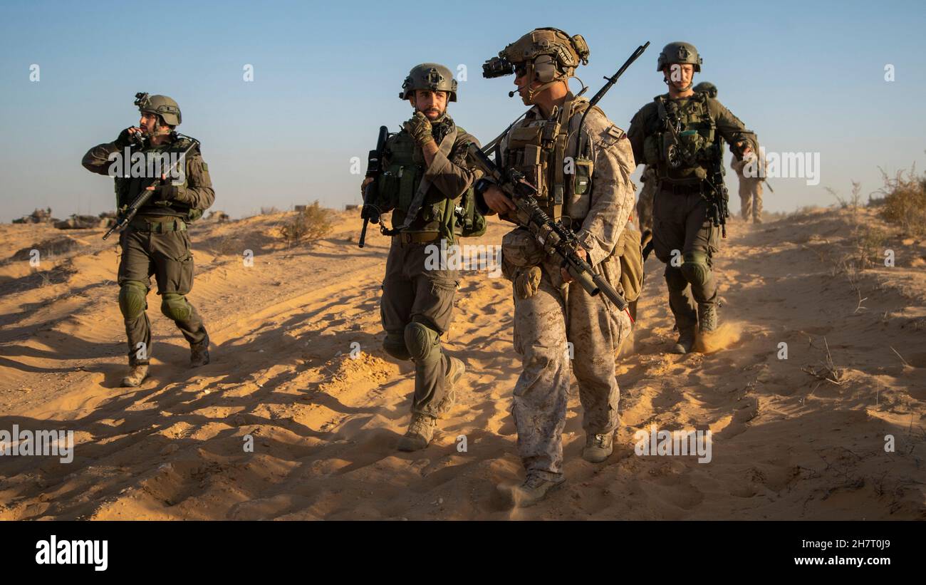 211109-M-PO838-1065 MALA NATIONALES AUSBILDUNGSZENTRUM, ISRAEL (NOV 9, 2021) Marine Corps 1st LT. Matthew Williams, Mitte rechts, ein Zugkommandant der Alpha Company, Bataillon Landing Team 1/1, 11th Marine Expeditionary Unit, Umzug in ein Einsatzgebiet mit Soldaten der israelischen Streitkräfte während einer kombinierten städtischen Angriffsübung zur Unterstützung einer israelischen Interoperabilitätsübung im Mala National Training Center, Israel, November 9. Dies ist die erste bilaterale Ausbildung der Vereinigten Staaten und Israels seit dem Beitritt Israels zum Verantwortungsbereich des US-Zentralkommandos und eine solide Demonstration dafür Stockfoto 211109-M-PO838-1065 MALA NATIONALES AUSBILDUNGSZENTRUM, ISRAEL (NOV 9, 2021) Marine Corps 1st LT. Matthew Williams, Mitte rechts, ein Zugkommandant der Alpha Company, Bataillon Landing Team 1/1, 11th Marine Expeditionary Unit, Umzug in ein Einsatzgebiet mit Soldaten der israelischen Streitkräfte während einer kombinierten städtischen Angriffsübung zur Unterstützung einer israelischen Interoperabilitätsübung im Mala National Training Center, Israel, November 9. Dies ist die erste bilaterale Ausbildung der Vereinigten Staaten und Israels seit dem Beitritt Israels zum Verantwortungsbereich des US-Zentralkommandos und eine solide Demonstration dafür Stockfoto