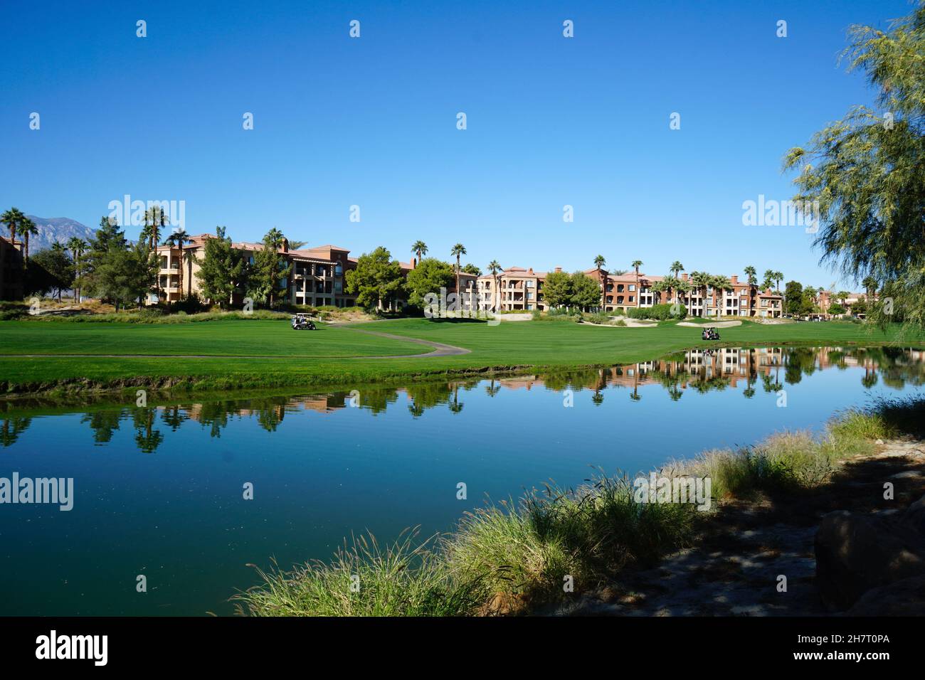 Teich und Ferienwohnungen neben einem Golfplatz Stockfoto