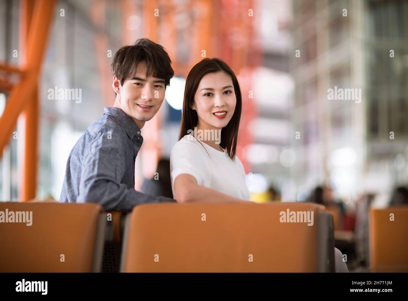 Junge Liebhaber in der Airport Lounge Stockfoto