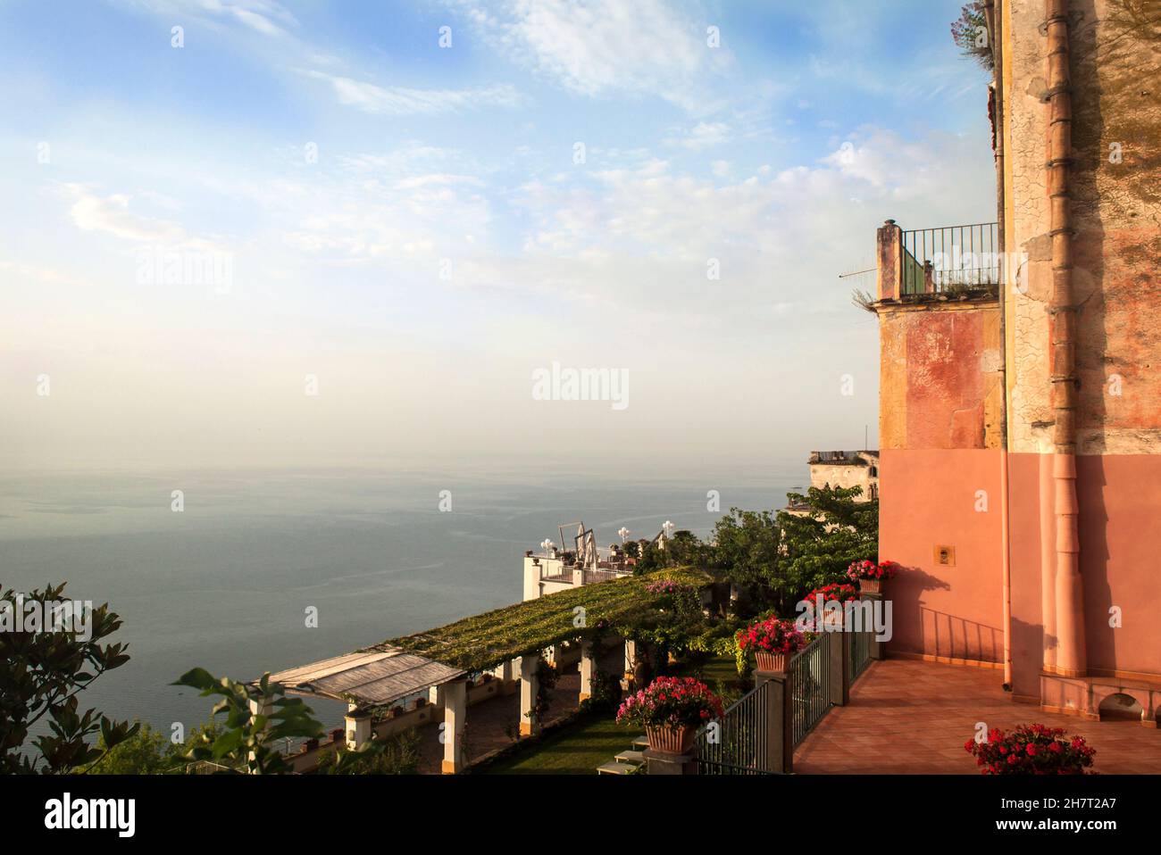 Am frühen Morgen in Ravello, fotografiert von der Belvedere Terrasse mit Blick auf Amalfi und das Mittelmeer an der Amalfiküste. Stockfoto
