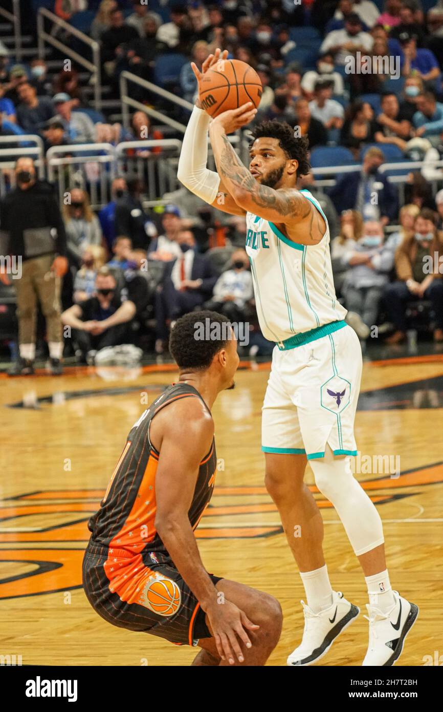 Orlando, Florida, USA, 24. November 2021, Charlotte Horns Forward Miles Bridges #0 schießt im ersten Quartal einen Dreipunkt im Amway Center. (Foto: Marty Jean-Louis) Quelle: Marty Jean-Louis/Alamy Live News Stockfoto