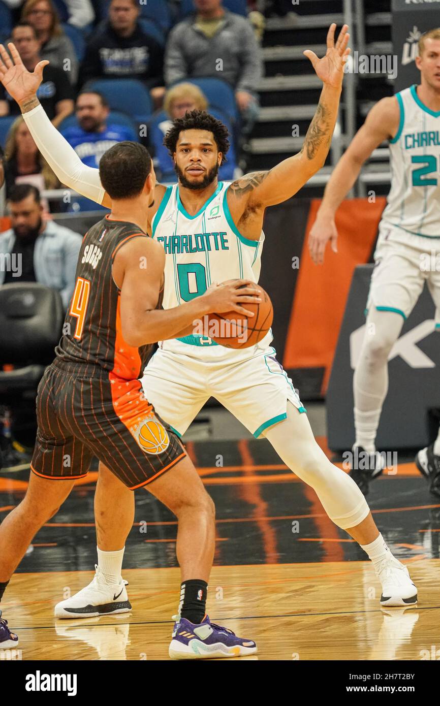 Orlando, Florida, USA, 24. November 2021, Charlotte Horns Forward Miles Bridges #0 stehen in defensiver Position, während Jalen Suggs #4 von Orlando Magic versuchen, im Amway Center einen Pass zu machen. (Foto: Marty Jean-Louis) Quelle: Marty Jean-Louis/Alamy Live News Stockfoto