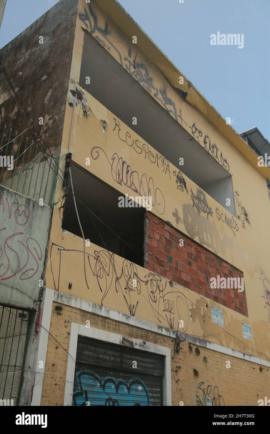 salvador, bahia, brasilien - 24. november 2021: Graffiti-Inschrift aus Sprühfarbe ist an einer Wand eines Grundstücks in der Stadt Salvador zu sehen. Stockfoto