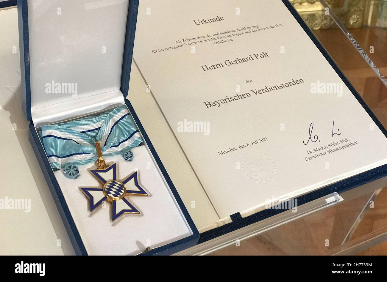 Der Verdienstorden und Zertifikat. Der Kabarettist Gerhard Polt erhielt den Bayerischen Verdienstorden aus den Händen von Ministerpräsident Dr. Markus Söder (CSU). Seit Anfang 1970s karikiert Polt in seinen Programmen nicht nur die Absurditäten bayerischer Lebensart, Kultur und Politik. Der Verdienstorden war bereits im Juli 2021 vergeben worden, die Übergabe konnte aufgrund der Corona-Pandemie erst jetzt erfolgen. (Foto: Alexander Pohl/Sipa USA) Quelle: SIPA USA/Alamy Live News Stockfoto