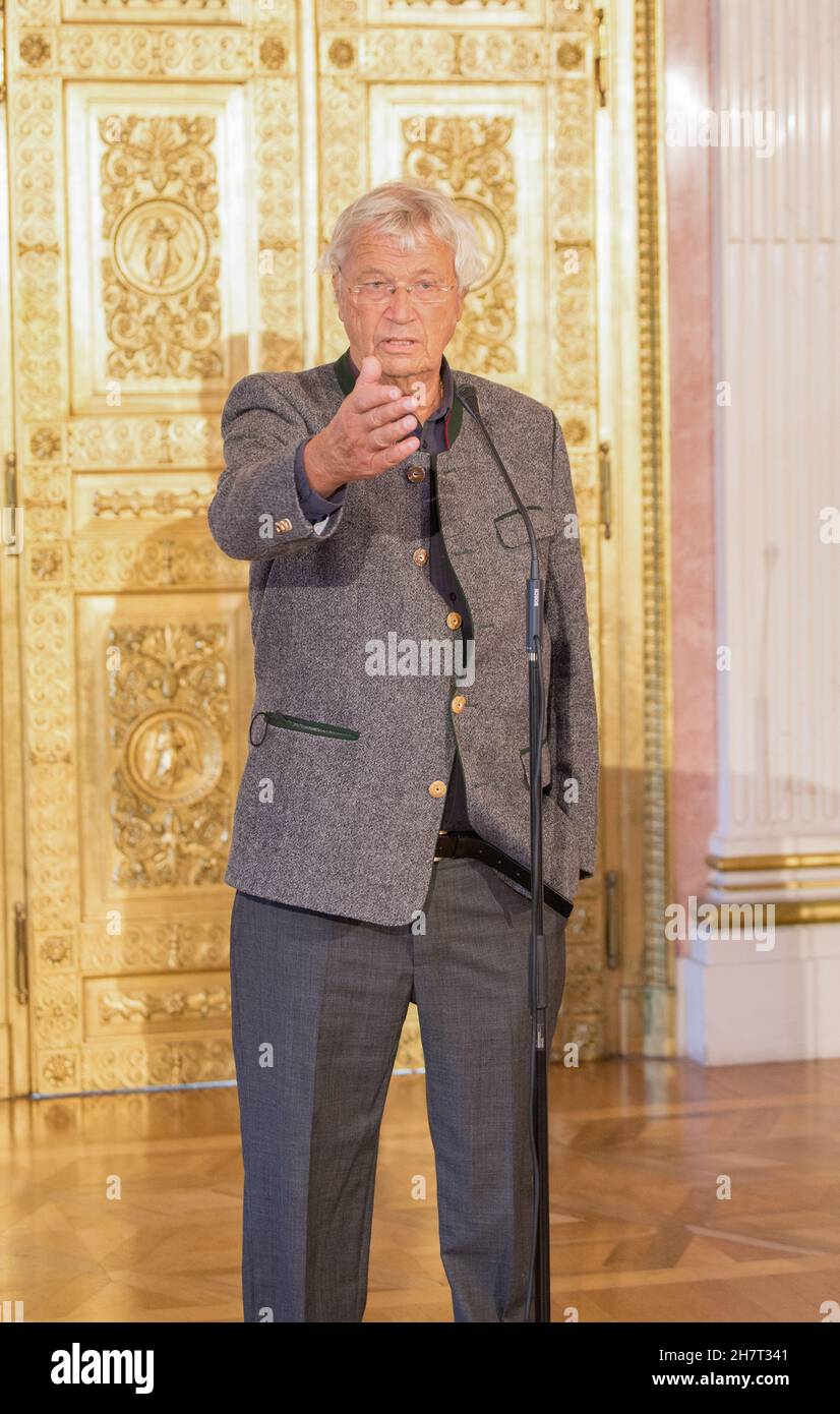 Der Verdienstorden und Zertifikat. Der Kabarettist Gerhard Polt erhielt den Bayerischen Verdienstorden aus den Händen von Ministerpräsident Dr. Markus Söder (CSU). Seit Anfang 1970s karikiert Polt in seinen Programmen nicht nur die Absurditäten bayerischer Lebensart, Kultur und Politik. Der Verdienstorden war bereits im Juli 2021 vergeben worden, die Übergabe konnte aufgrund der Corona-Pandemie erst jetzt erfolgen. (Foto: Alexander Pohl/Sipa USA) Quelle: SIPA USA/Alamy Live News Stockfoto