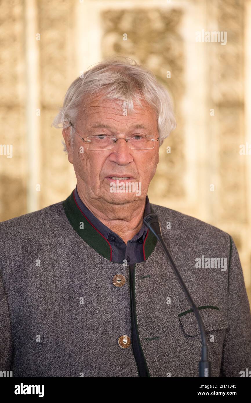 Der Verdienstorden und Zertifikat. Der Kabarettist Gerhard Polt erhielt den Bayerischen Verdienstorden aus den Händen von Ministerpräsident Dr. Markus Söder (CSU). Seit Anfang 1970s karikiert Polt in seinen Programmen nicht nur die Absurditäten bayerischer Lebensart, Kultur und Politik. Der Verdienstorden war bereits im Juli 2021 vergeben worden, die Übergabe konnte aufgrund der Corona-Pandemie erst jetzt erfolgen. (Foto: Alexander Pohl/Sipa USA) Quelle: SIPA USA/Alamy Live News Stockfoto