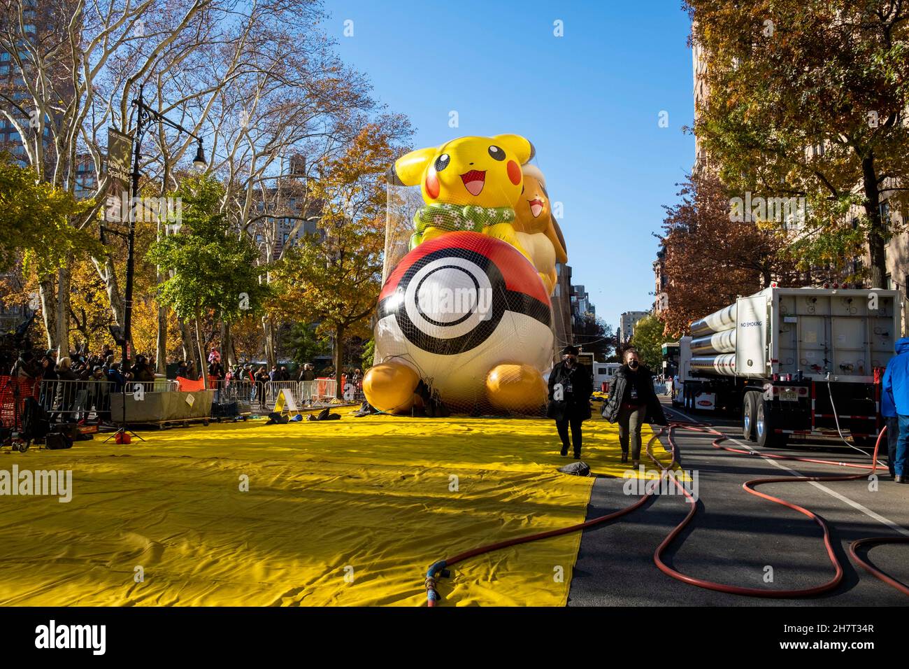 New York, New York, USA. 24th. November 2021. Am Nachmittag vor der jährlichen Parade 95th wurden die Ballons der Macy's Thanksgiving Parade auf der Upper West Side aufgepumpt. 15 riesige Charakterballons ragen auf der Straße in der Nähe des Naturkundemuseums auf. Die Inflation war mit Impfpass und passender Foto-ID öffentlich zugänglich. Hier erwacht ein ausgepumpter Pikachu und Eevee zum Leben. (Bild: © Milo Hess/ZUMA Press Wire) Bild: ZUMA Press, Inc./Alamy Live News Stockfoto