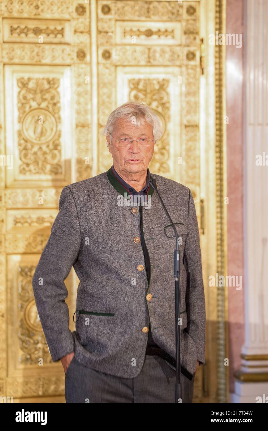 Der Verdienstorden und Zertifikat. Der Kabarettist Gerhard Polt erhielt den Bayerischen Verdienstorden aus den Händen von Ministerpräsident Dr. Markus Söder (CSU). Seit Anfang 1970s karikiert Polt in seinen Programmen nicht nur die Absurditäten bayerischer Lebensart, Kultur und Politik. Der Verdienstorden war bereits im Juli 2021 vergeben worden, die Übergabe konnte aufgrund der Corona-Pandemie erst jetzt erfolgen. (Foto: Alexander Pohl/Sipa USA) Quelle: SIPA USA/Alamy Live News Stockfoto