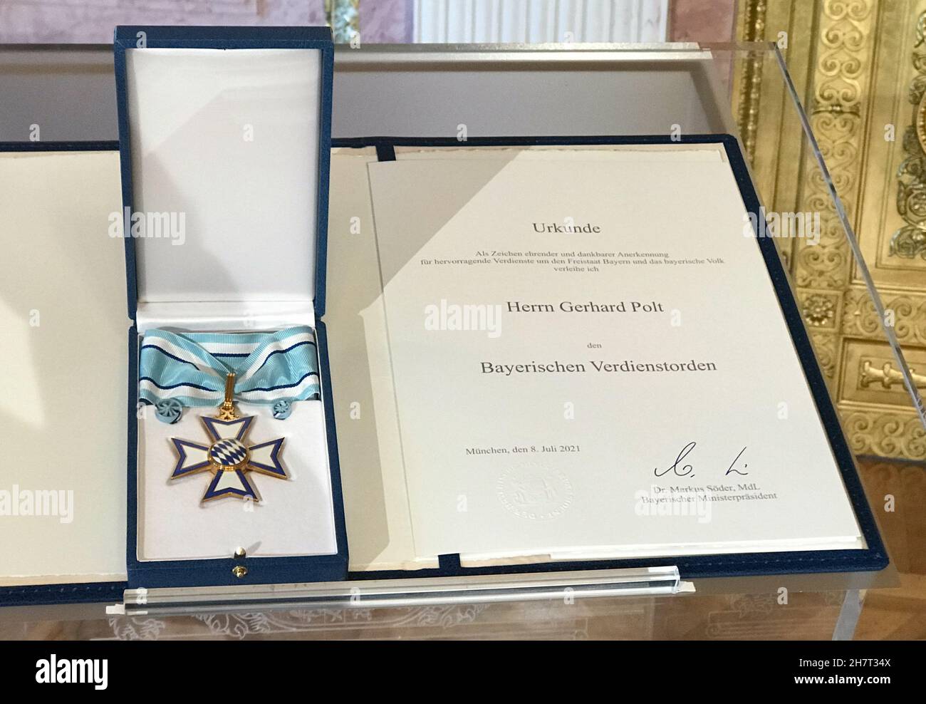 Der Verdienstorden und Zertifikat. Der Kabarettist Gerhard Polt erhielt den Bayerischen Verdienstorden aus den Händen von Ministerpräsident Dr. Markus Söder (CSU). Seit Anfang 1970s karikiert Polt in seinen Programmen nicht nur die Absurditäten bayerischer Lebensart, Kultur und Politik. Der Verdienstorden war bereits im Juli 2021 vergeben worden, die Übergabe konnte aufgrund der Corona-Pandemie erst jetzt erfolgen. (Foto von Alexander Pohl/Sipa USA) Stockfoto