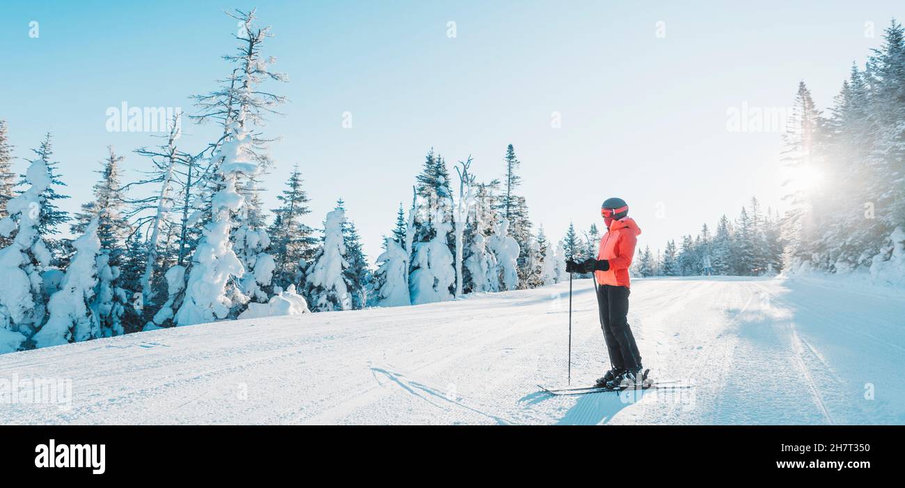 Skifahrerin Skifahrer, die die Natur der Berge im Freien betrachtet und Skier hält. Alpine Ski fahren weiße Pulverschneehänge bei kaltem Wetter weiter Stockfoto