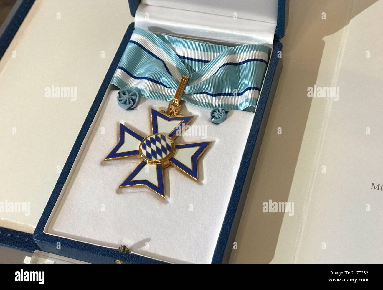 Der Verdienstorden und Zertifikat. Der Kabarettist Gerhard Polt erhielt den Bayerischen Verdienstorden aus den Händen von Ministerpräsident Dr. Markus Söder (CSU). Seit Anfang 1970s karikiert Polt in seinen Programmen nicht nur die Absurditäten bayerischer Lebensart, Kultur und Politik. Der Verdienstorden war bereits im Juli 2021 vergeben worden, die Übergabe konnte aufgrund der Corona-Pandemie erst jetzt erfolgen. (Foto: Alexander Pohl/Sipa USA) Quelle: SIPA USA/Alamy Live News Stockfoto