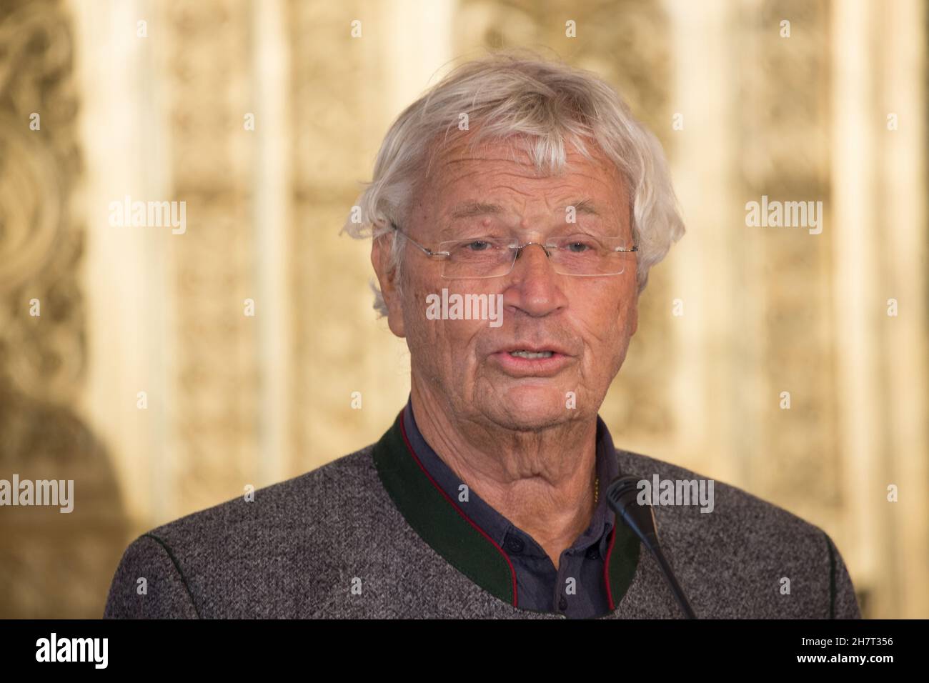 Der Verdienstorden und Zertifikat. Der Kabarettist Gerhard Polt erhielt den Bayerischen Verdienstorden aus den Händen von Ministerpräsident Dr. Markus Söder (CSU). Seit Anfang 1970s karikiert Polt in seinen Programmen nicht nur die Absurditäten bayerischer Lebensart, Kultur und Politik. Der Verdienstorden war bereits im Juli 2021 vergeben worden, die Übergabe konnte aufgrund der Corona-Pandemie erst jetzt erfolgen. (Foto: Alexander Pohl/Sipa USA) Quelle: SIPA USA/Alamy Live News Stockfoto