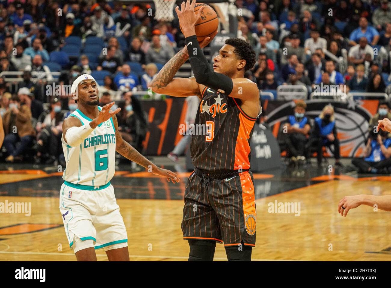 Orlando, Florida, USA, 24. November 2021, Orlando Magic Forward Chuma Okeke #3 Versuch, einen Korb im vierten Quartal im Amway Center zu machen. (Foto: Marty Jean-Louis) Quelle: Marty Jean-Louis/Alamy Live News Stockfoto