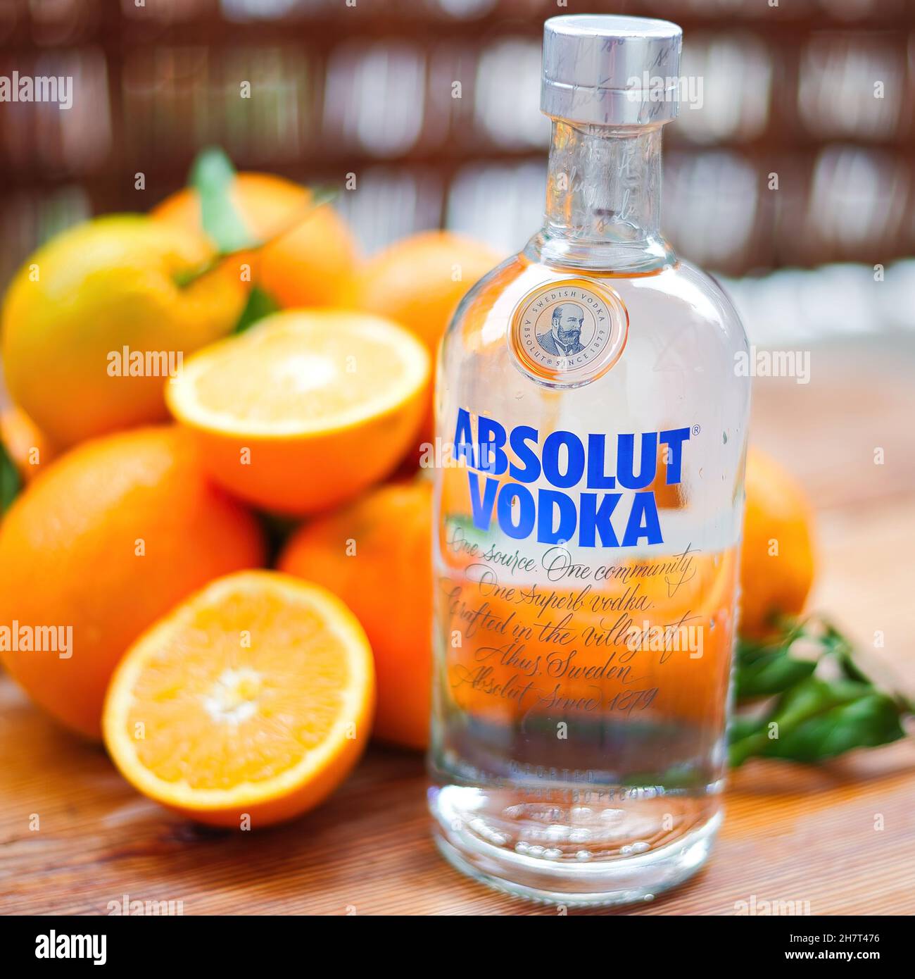 VOLOS, SCHWEDEN - 24. Nov 2021: Flasche absolut Vodka, eine in Schweden  hergestellte Qualitätsmarke von Wodka. Wodka mit Orange auf einem  Holzhintergrund. Volos, G Stockfotografie - Alamy