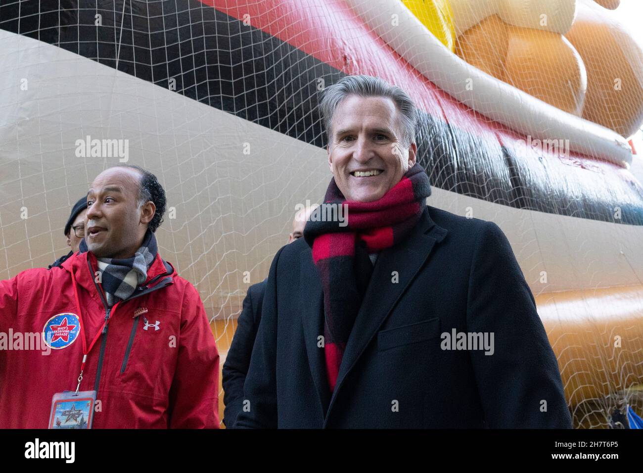 New York, USA. 24th. November 2021. Jeffrey Gannette, CEO von Macy, nimmt 95th am 24. November 2021 an der Inflation des Macy's Thanksgiving Day Ballons in der West 81st Street in New York Teil. Die Parade wurde nach der verkleinerten Version von 2020 wegen der COVID-19-Pandemie zurückgegeben und die Zuschauer werden die volle Parade entlang der üblichen Route von der Upper West Side zum Hauptkaufhaus von Macy in der 34th Street sehen können. (Foto von Lev Radin/Sipa USA) Quelle: SIPA USA/Alamy Live News Stockfoto