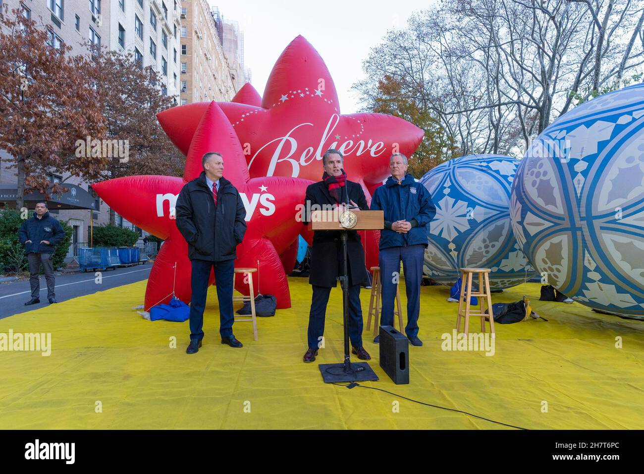 New York, USA. 24th. November 2021. Macy's CEO Jeffrey Gannette spricht während der 95th Macy's Thanksgiving Day Parade Ballon Inflation auf West 81st Straße in New York am 24. November 2021. Die Parade wurde nach der verkleinerten Version von 2020 wegen der COVID-19-Pandemie zurückgegeben und die Zuschauer werden die volle Parade entlang der üblichen Route von der Upper West Side zum Hauptkaufhaus von Macy in der 34th Street sehen können. (Foto von Lev Radin/Sipa USA) Quelle: SIPA USA/Alamy Live News Stockfoto