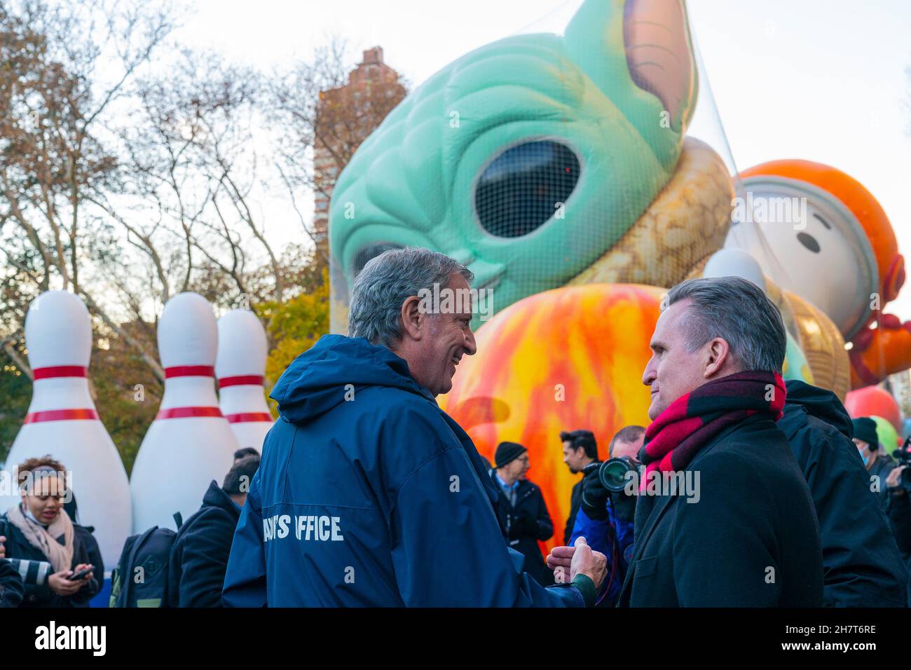 New York, USA. 24th. November 2021. Bürgermeister Bill de Blasio und Macy's CEO Jeffrey Gannette sprechen am 95th 24. November 2021 in der West 81st Street in New York während der Parade zum Thanksgiving Day von Macy miteinander. Die Parade wurde nach der verkleinerten Version von 2020 wegen der COVID-19-Pandemie zurückgegeben und die Zuschauer werden die volle Parade entlang der üblichen Route von der Upper West Side zum Hauptkaufhaus von Macy in der 34th Street sehen können. (Foto von Lev Radin/Sipa USA) Quelle: SIPA USA/Alamy Live News Stockfoto