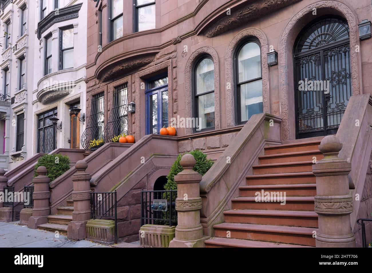 Elegante Stadthäuser aus Sandstein in New York Stockfoto