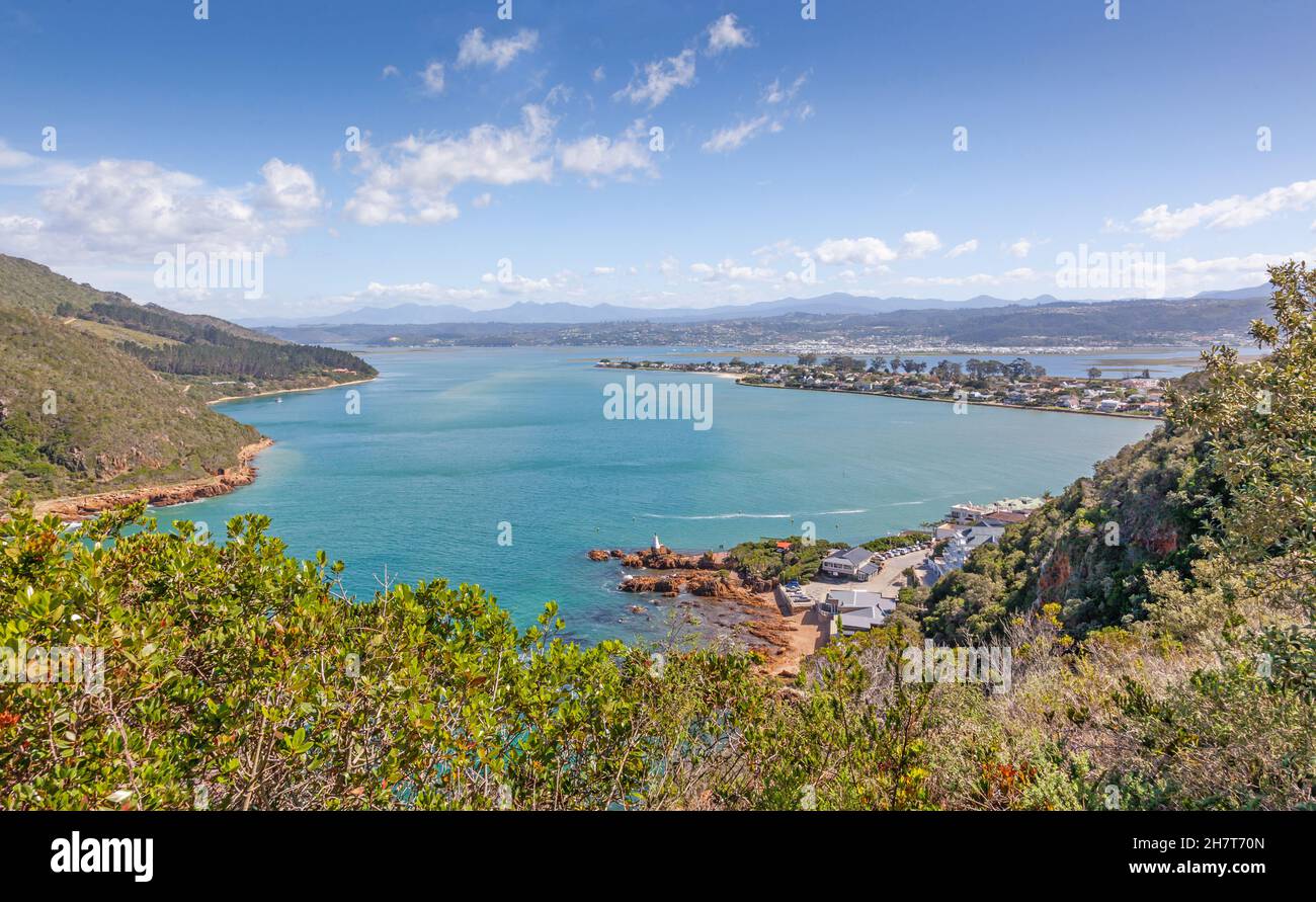 Die Knysna Lagoon auf der südafrikanischen Garden Route, mit Featherbed Nature Reserve auf der linken Seite und Leisure Isle auf der rechten Seite. Stockfoto