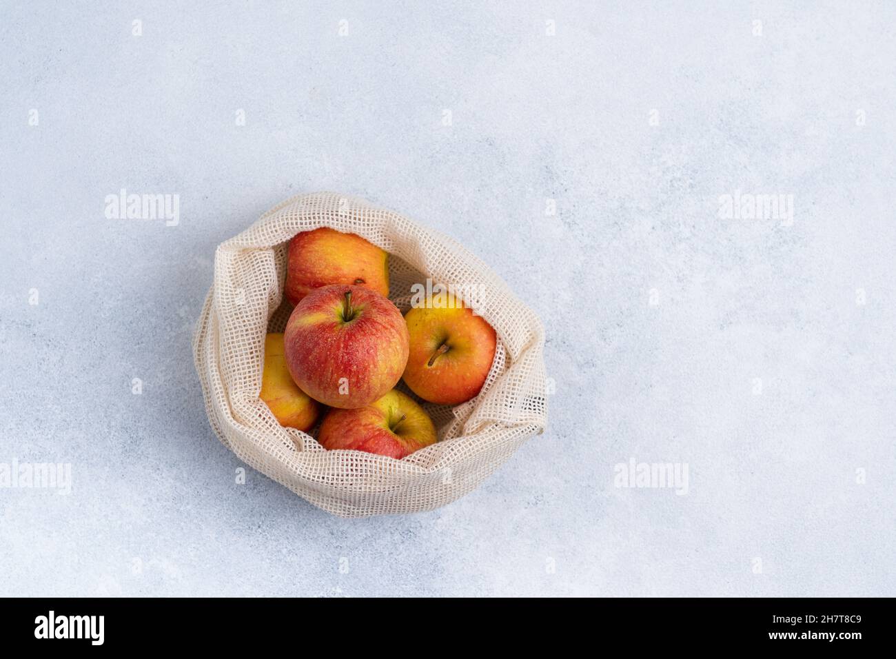Äpfel in einer Öko-Tüte anbauen. Zero Waste Konzept Stockfoto