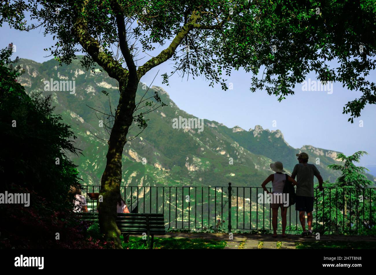 Ein Mann und eine Frau, die von der Belvedere Terrace, der Amalfiküste, Italien, aus die Hügel von Ravello betrachten. Blick über den Tag. Stockfoto