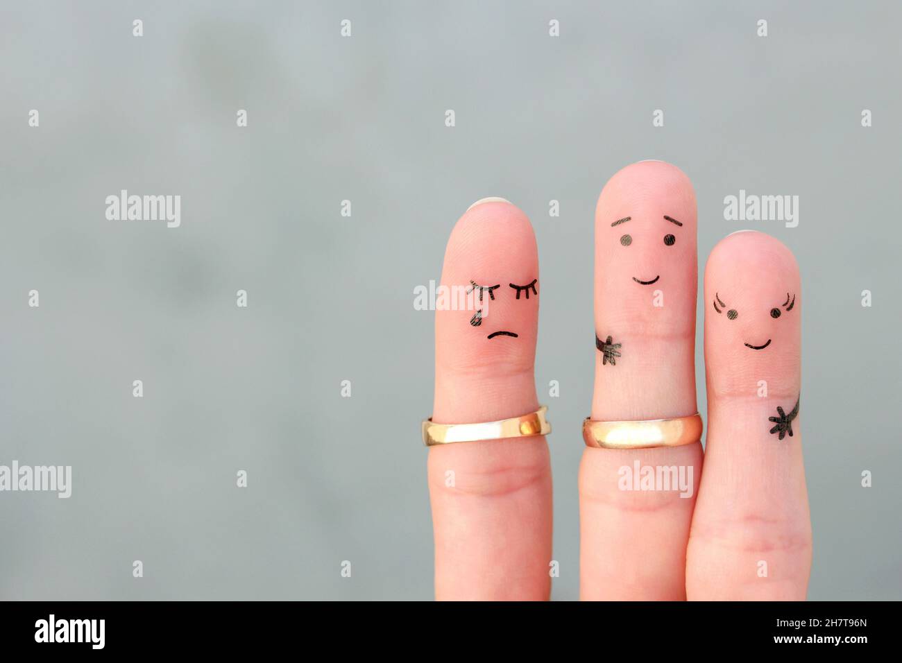 Finger Kunst der Menschen. Der Mann küsst eine andere Frau, die Frau ist eifersüchtig. Stockfoto