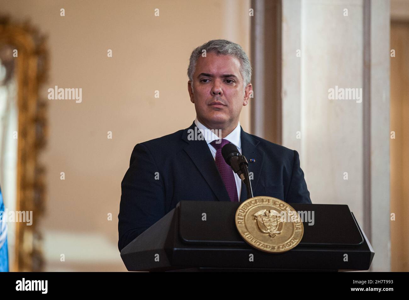 Bogota, Kolumbien. 24th. November 2021. Kolumbiens Präsident Ivan Duque spricht während des Besuchs des Generalsekretärs der Vereinten Nationen, Antonio Guterres, anlässlich des 5. Jahrestages des Friedensvertrages zwischen den Revolutionsarräten Kolumbiens (FARC-EP) und der kolumbianischen Regierung im Jahr 2017 vor der Presse. Am 24. November 2021 in Bogota, Kolumbien. Kredit: Long Visual Press/Alamy Live Nachrichten Stockfoto