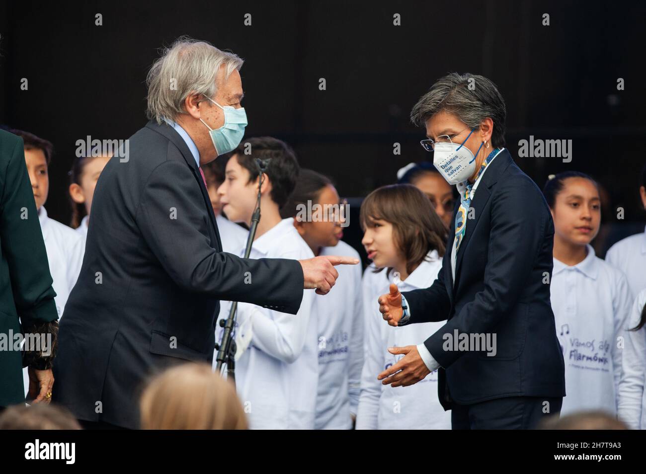 Bogota, Kolumbien. 24th. November 2021. Der Generalsekretär der Vereinten Nationen, Antonio Guterres (rechts), und die Bürgermeisterin von Bogota, Claudia Lopez, während des Besuchs des Generalsekretärs der Vereinten Nationen, Antonio Guterres, anlässlich des 5. Jahrestages des Friedensvertrages zwischen den Revolutionären Streitkräften Kolumbiens (FARC-EP) und der kolumbianischen Regierung im Jahr 2017. Am 24. November 2021 in Bogota, Kolumbien. Kredit: Long Visual Press/Alamy Live Nachrichten Stockfoto