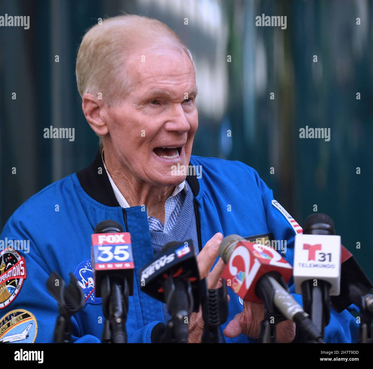 NASA-Administrator Bill Nelson gibt während einer Pressekonferenz am Orlando International Airport eine Ankündigung über die Implementierung einer von der NASA entwickelten Flugplanungstechnologie für alle Flughäfen im ganzen Land im Jahr 2023 ab.das Luftraum-Technologie-Demonstrationssystem 2 (ATD-2) wurde im September an die Federal Aviation Administration (FAA) übertragen. Diese Technologie wird es den Flugzeugen ermöglichen, direkt zum Start auf die Startbahn zu Rollen, um übermäßige Ausfahrzeiten und Wartezeiten zu vermeiden und so den Kraftstoffverbrauch, die Emissionen und die Verspätungen der Passagiere zu reduzieren. Stockfoto