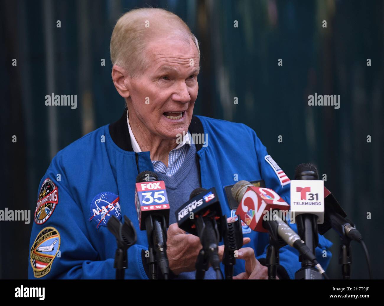 NASA-Administrator Bill Nelson kündigt während seiner Pressekonferenz am Orlando International Airport die Implementierung einer von der NASA entwickelten Flugplanungstechnologie für alle Flughäfen im ganzen Land im Jahr 2023 an.das Luftraum-Technologie-Demonstrationssystem 2 (ATD-2) wurde im September an die Federal Aviation Administration (FAA) übertragen. Diese Technologie wird es den Flugzeugen ermöglichen, direkt zum Start auf die Startbahn zu Rollen, um übermäßige Ausfahrzeiten und Wartezeiten zu vermeiden und so den Kraftstoffverbrauch, die Emissionen und die Verspätungen der Passagiere zu reduzieren. (Foto von Paul Hennessy/SOPA Images/Sipa USA) Stockfoto