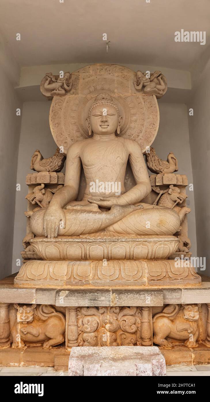 Buddha-Statue in Meditationshände Haltung bei Shanti Stupa, Dhauli giri Hills, Bhubaneswar, Odisha, Indien. Stockfoto