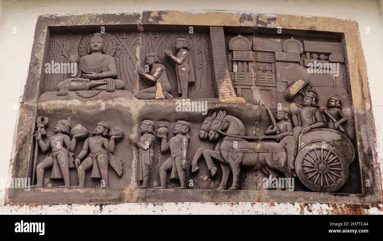 Steinskulptur von Lord Buddha und seinen Schülern in Shanti Stupa, Dhauli giri Hills, Bhubaneswar, Odisha, Indien. Stockfoto