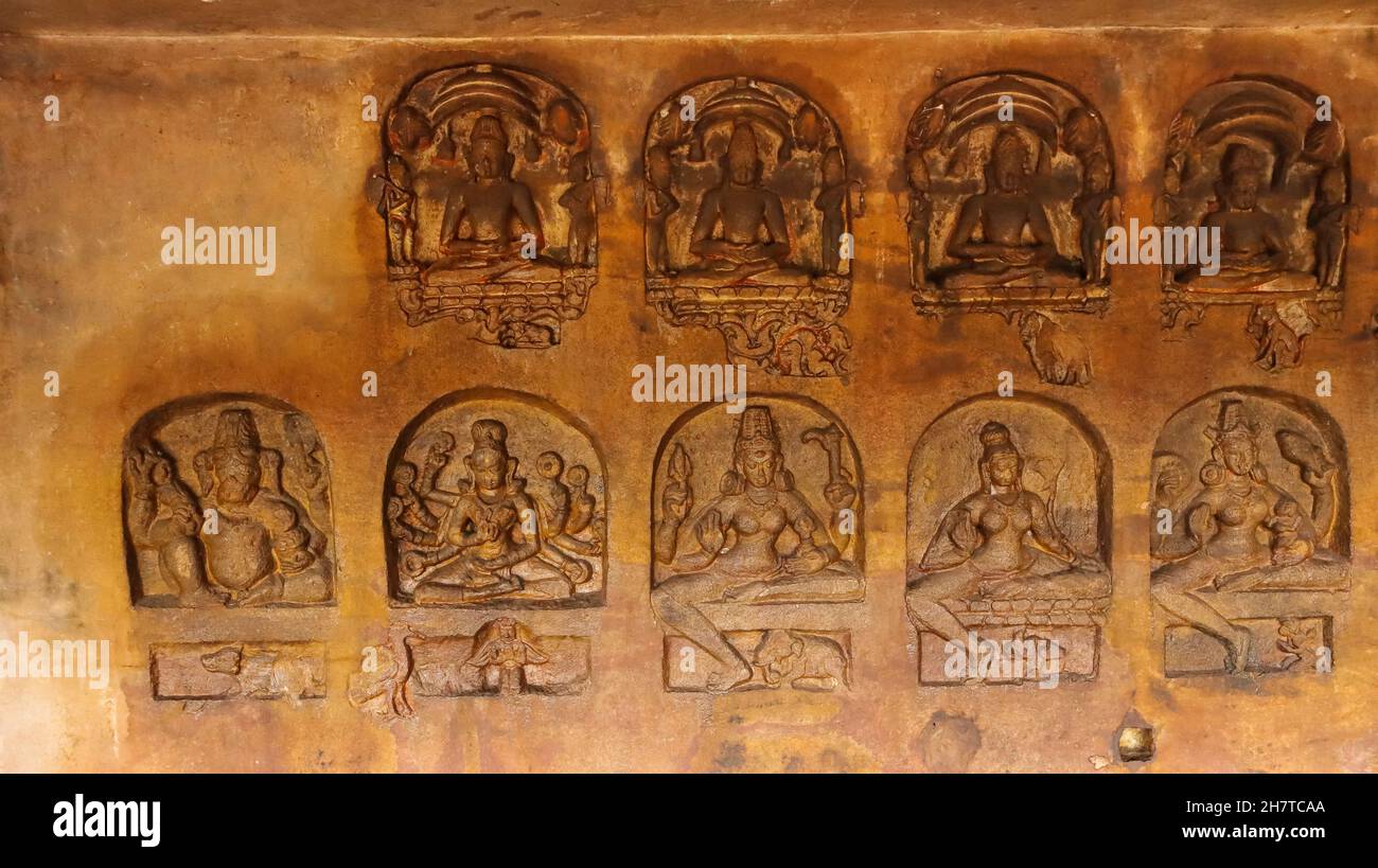 Höhle 7 : Navamuni Gumpha, Khandagiri Höhlen, Bhubaneswar, Odisha, Indien. Auf der Rückwand haben wir die sieben tirthankara Bilder auf der oberen Reihe, auf der r Stockfoto
