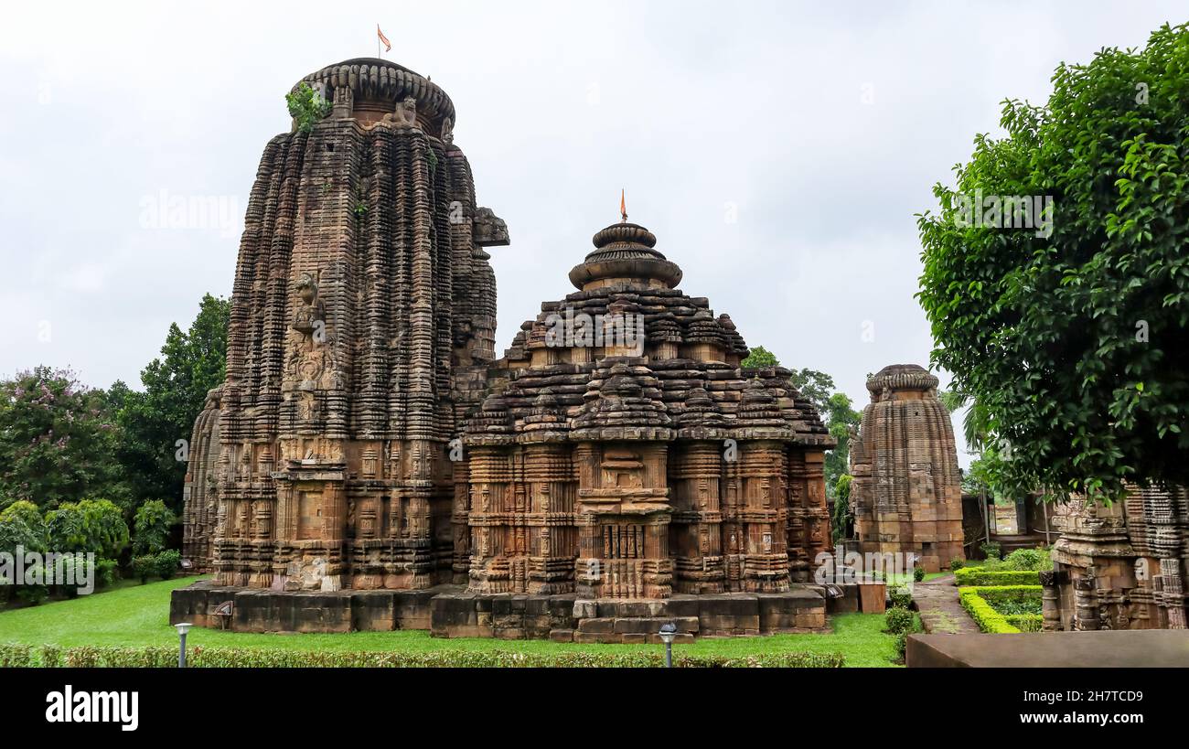 Seitenansicht des Chitrakarini-Tempels von der Galerie des Lingraja-Tempels. Der nach Osten gerichtete Tempel wurde im Panchayatana-Layout mit einem zentralen Haupttem erbaut Stockfoto
