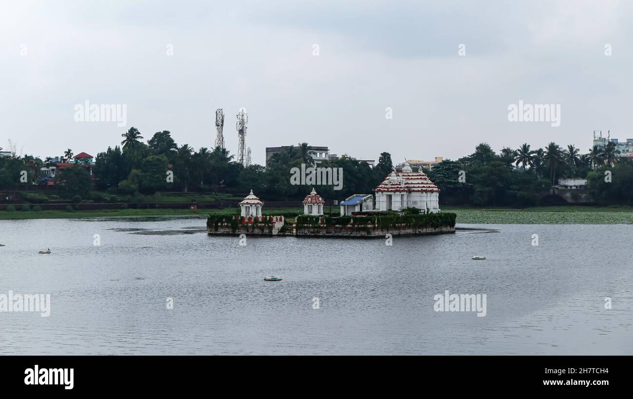 Lord Brahma Tempel im Bindu Sagar See, Bhubaneswar, Odisha, Indien. Auch bekannt als Jagati Tempel Stockfoto