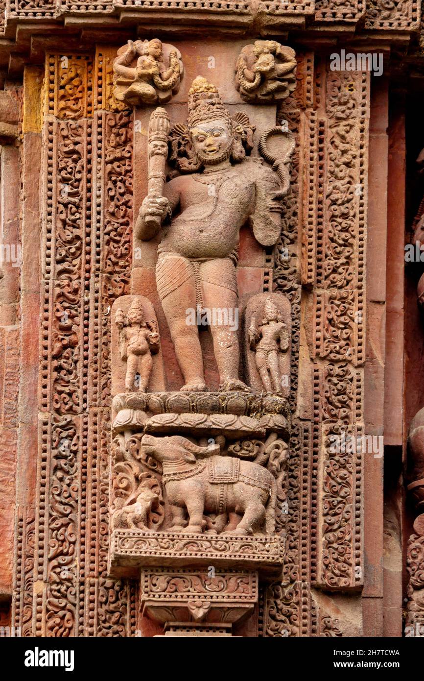 Nahaufnahme einer geschnitzten Steinskulptur von Lord Yama im Rajarani Tempel. Tempel im Odisha-Stil aus dem 11.. Jahrhundert. Bhubaneshwar, Odisha, Indien Stockfoto