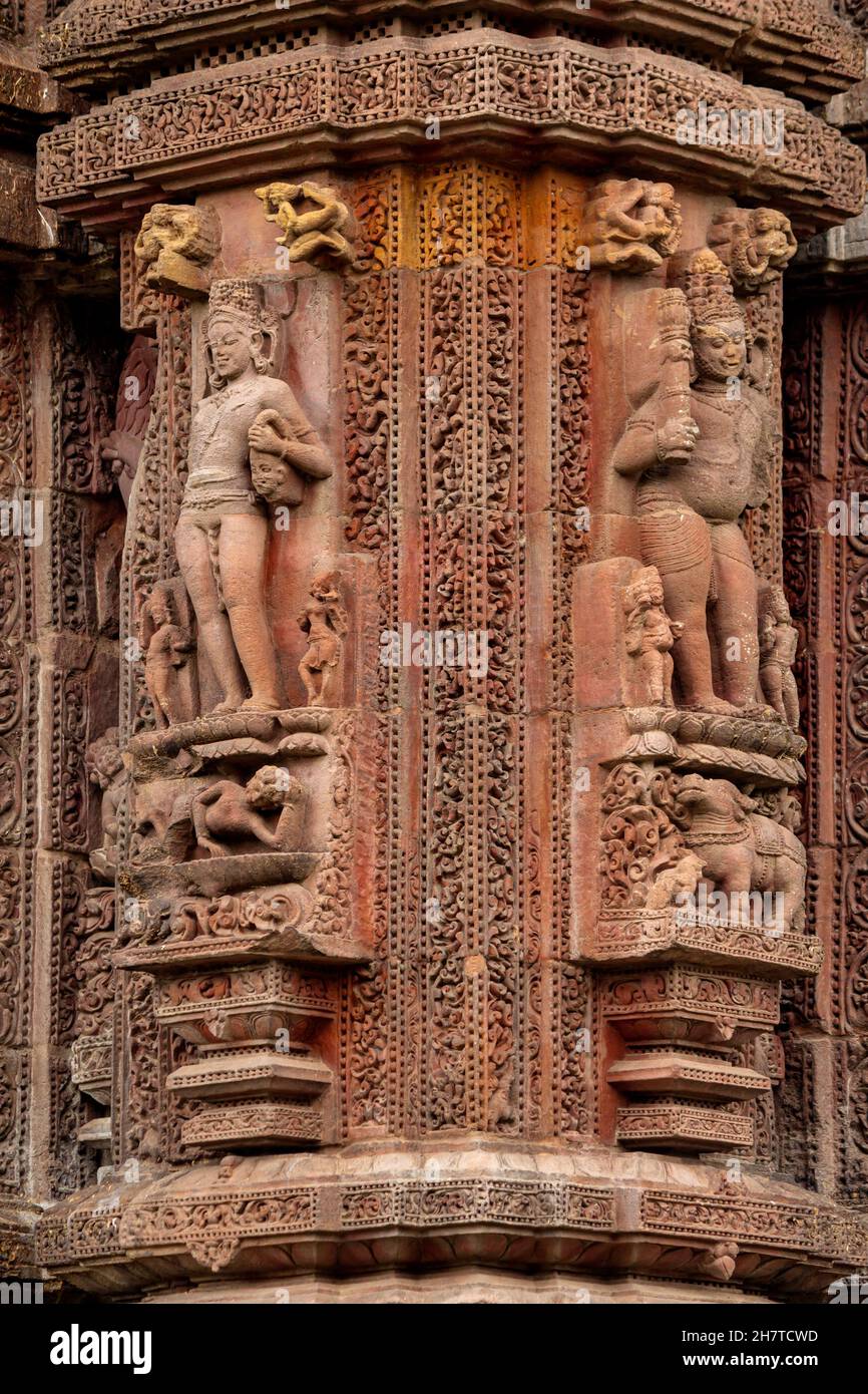 Geschnitzte Steinskulptur von Lord Yama im Rajarani Tempel. Tempel im Odisha-Stil aus dem 11.. Jahrhundert. Bhubaneshwar, Odisha, Indien Stockfoto