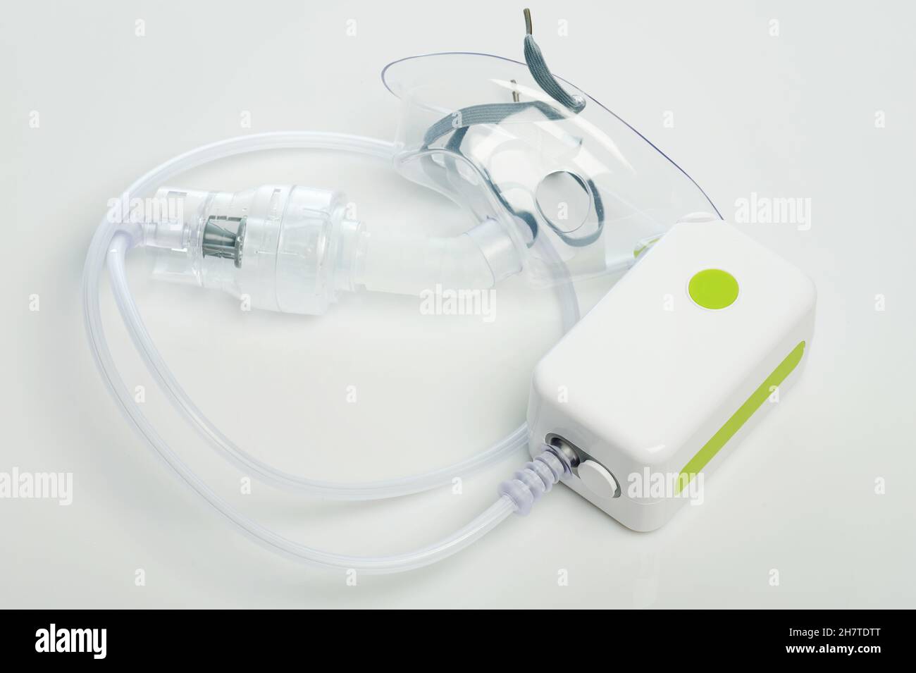 Inhalator mit Tubus und Maske isoliert auf weißem Studiohintergrund über Draufsicht Stockfoto