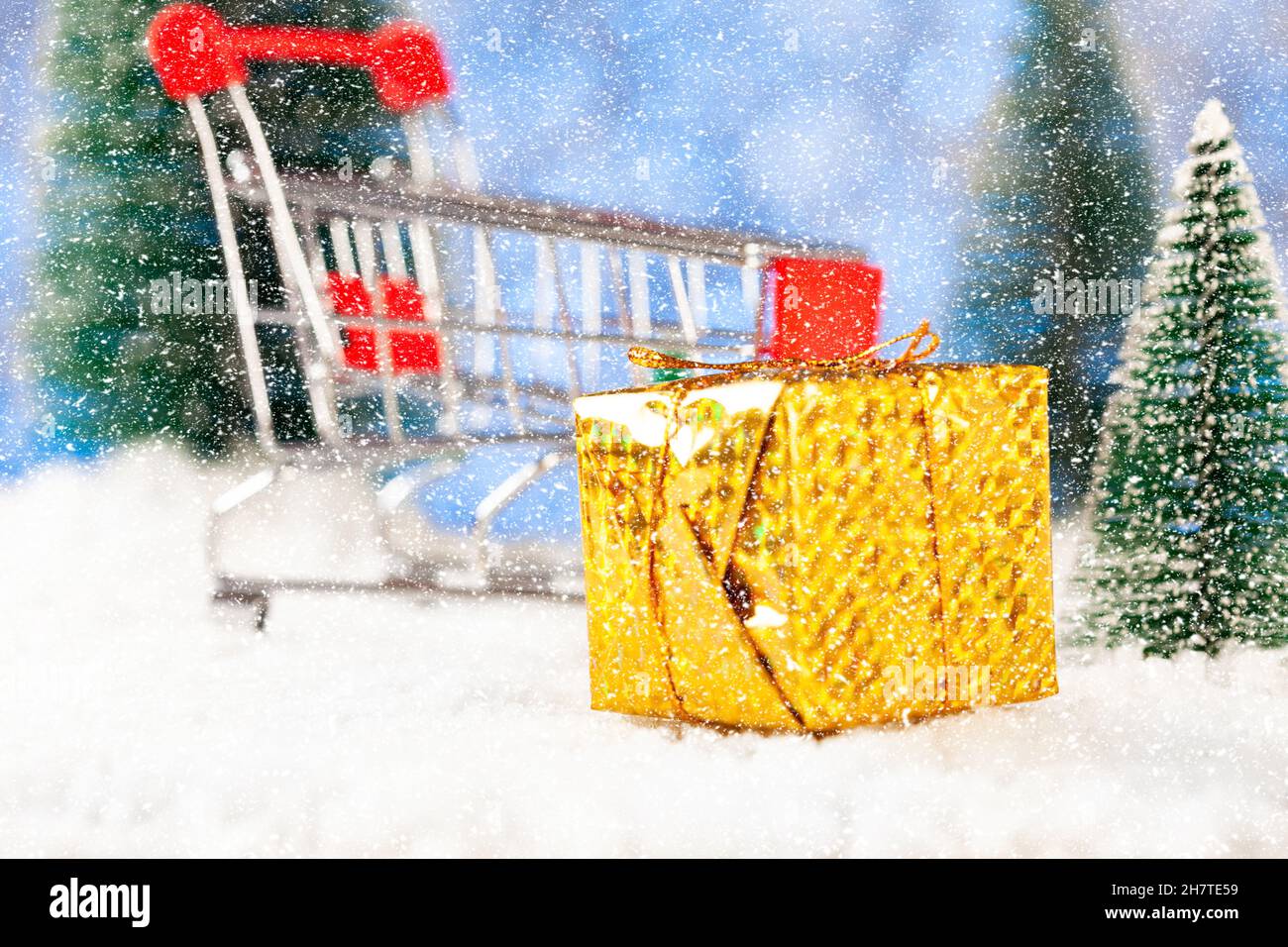 weihnachtseinkäufe, Geschenkeinkäufe, Supermarkt-Korb auf dem Schnee, Konzept Stockfoto