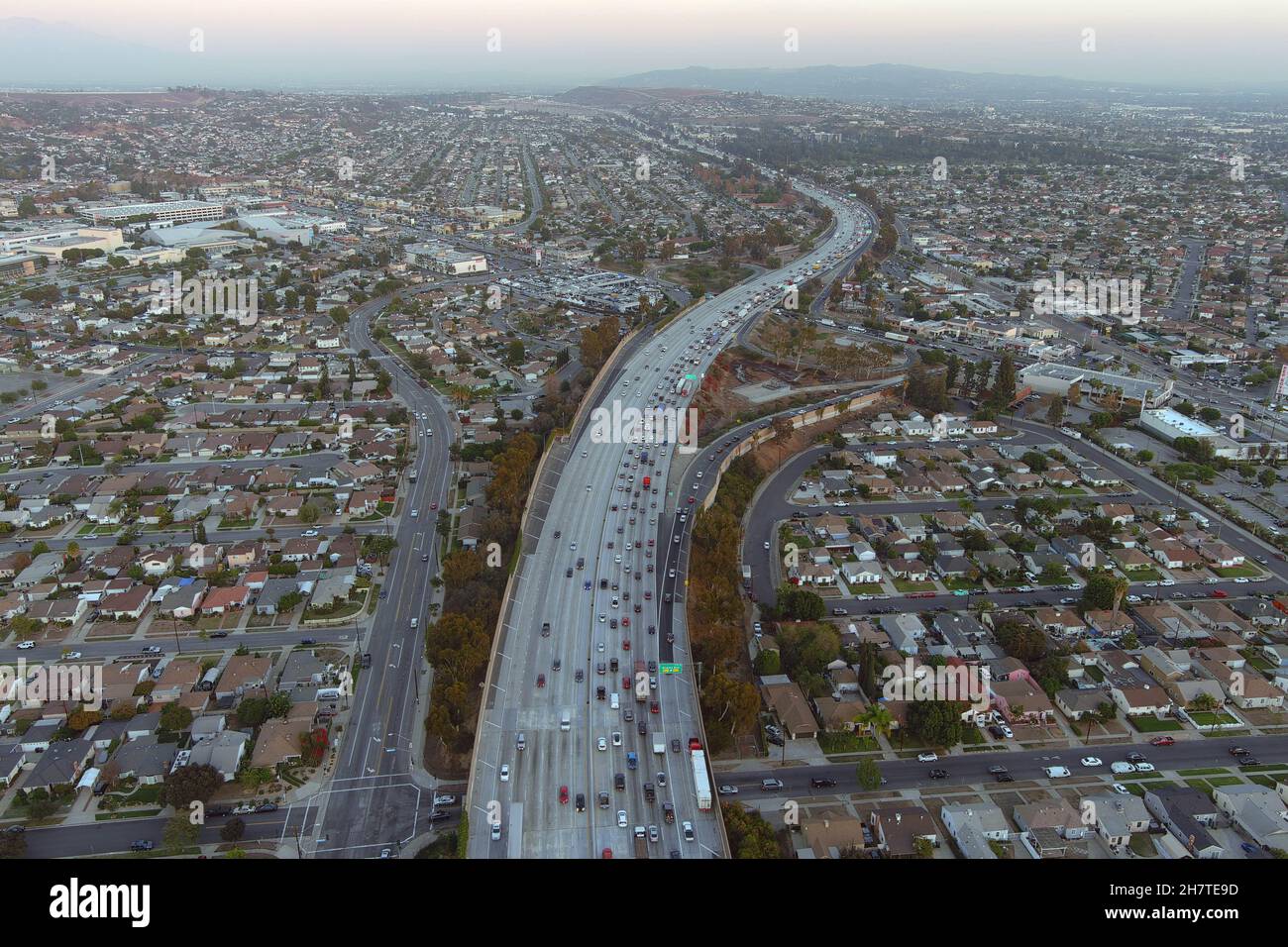 Eine Luftaufnahme des Verkehrs auf der California State Route 60 Freeway, Mittwoch, 24. November 2021, in Los Angeles. Stockfoto