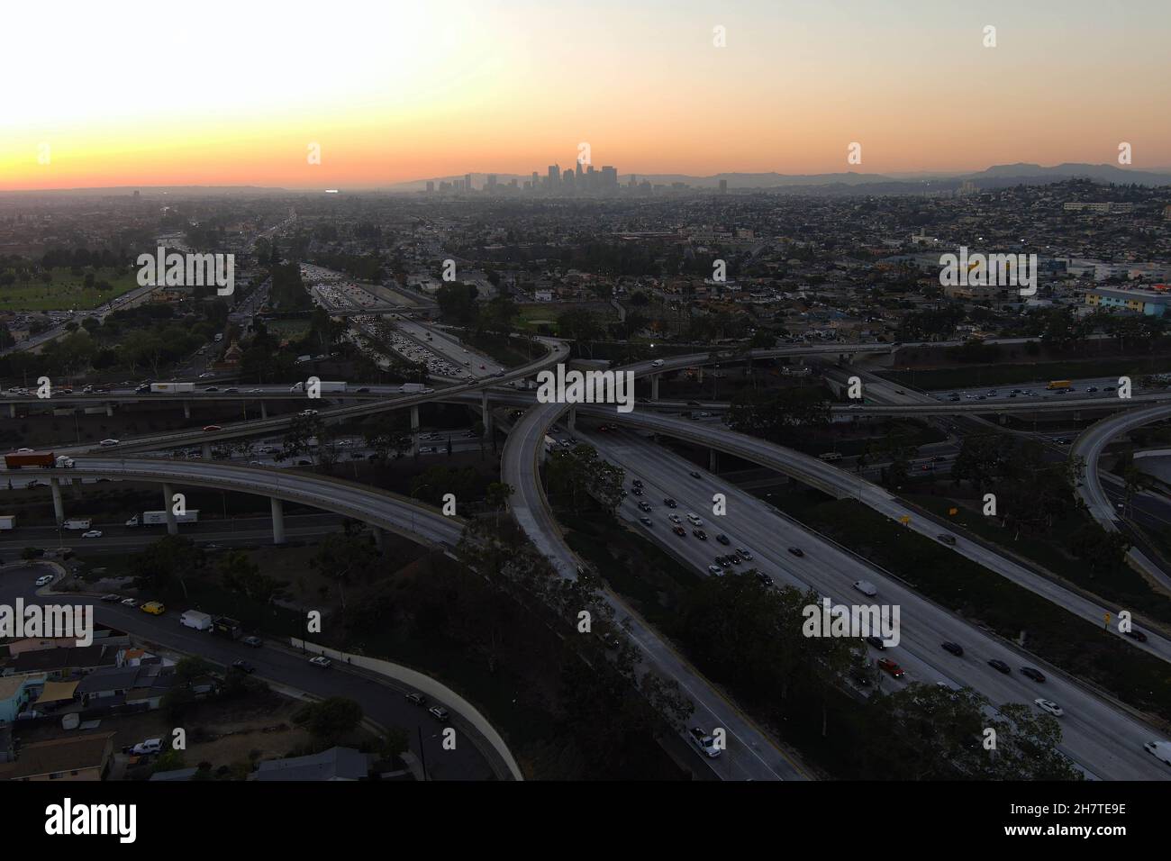 Eine Luftaufnahme des Verkehrs auf dem Autobahnkreuz der California State Route 60 und der Interstate 710 mit der Skyline der Innenstadt als Hintergrund, Mittwoch, Stockfoto