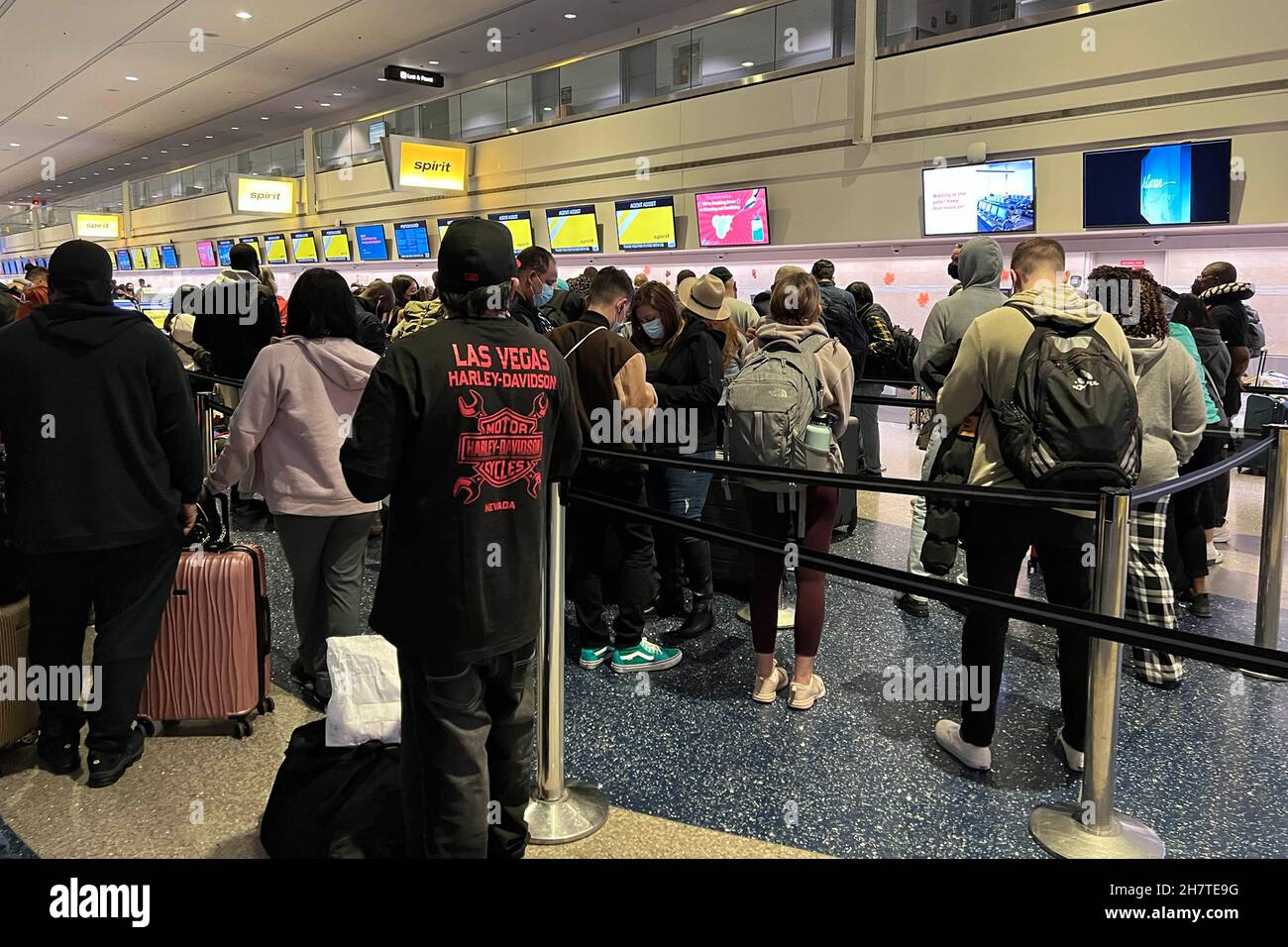 Passagiere stehen am Ticket- und Gepäckabfertigungs-Schalter von Spirit Airlines im Terminal 1 am McCarran International Airport alias Harry Reid Int in der Schlange Stockfoto