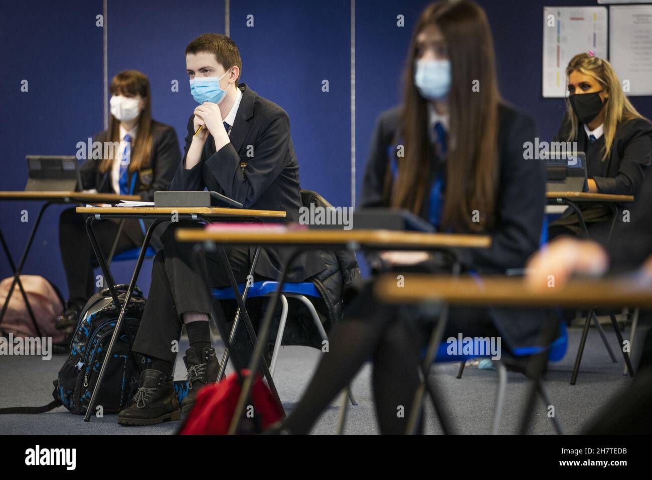 Ein Foto vom 15/03/21 von Studenten während eines Englischunterricht, da einige weiterführende Schulen der örtlichen Behörden einem „erheblichen“ finanziellen Druck ausgesetzt sind und die Personalbesetzung gekürzt oder die Unterstützung für Schüler mit besonderen Bildungsbedürfnissen geändert haben, hat ein Spending Watchdog herausgefunden. Stockfoto