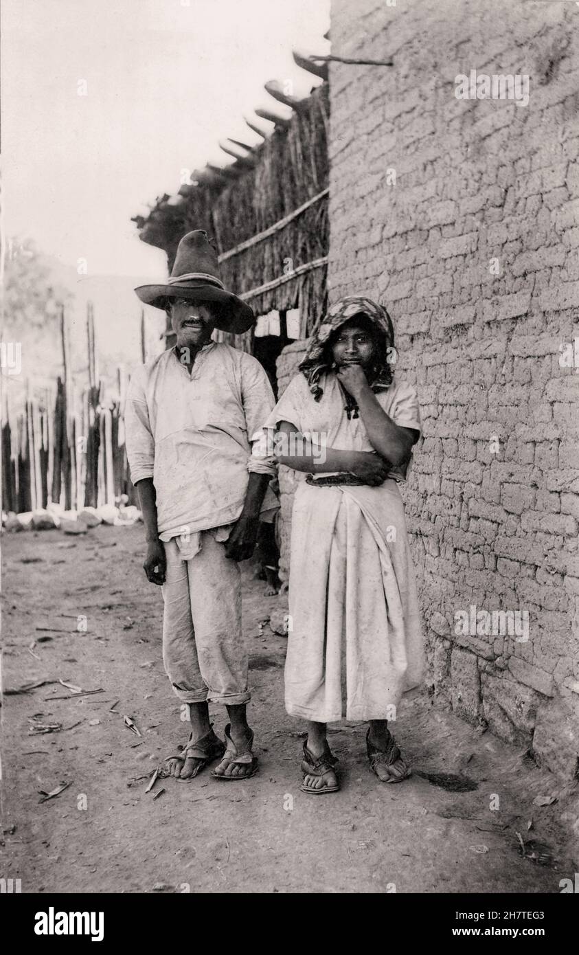 Mann und Frau stehen an der Wand des Gebäudes, Mexiko - 1880 Stockfoto
