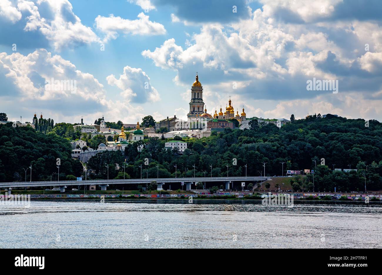 Panoramablick auf Kiew mit dem Höhlenkloster und dem Fluss Dnerp, Ukraine. Stockfoto
